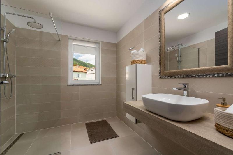 Six-Bedroom Villa  image 1