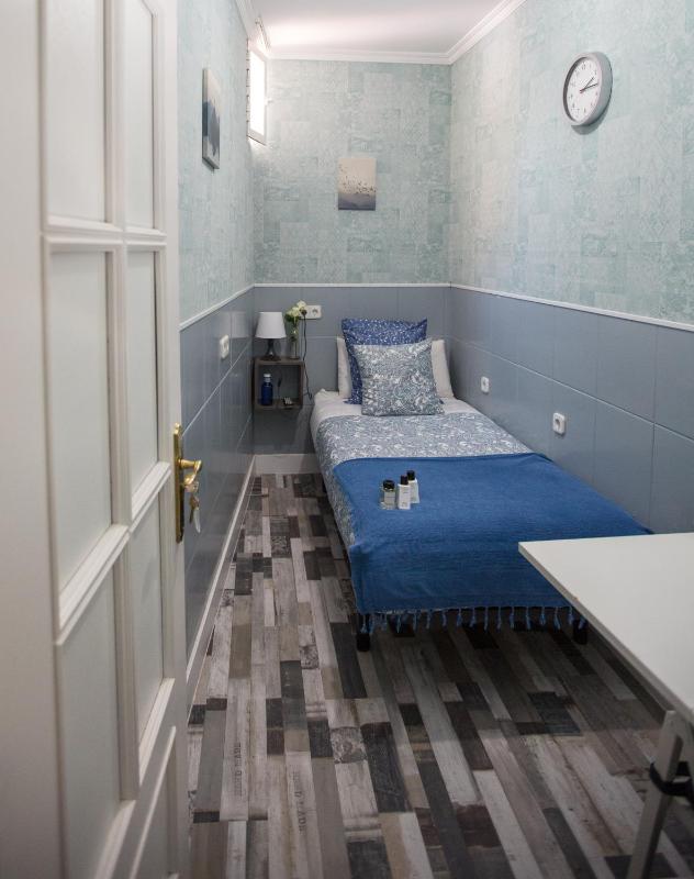 Budget Single Room with Shared Bathroom image 4