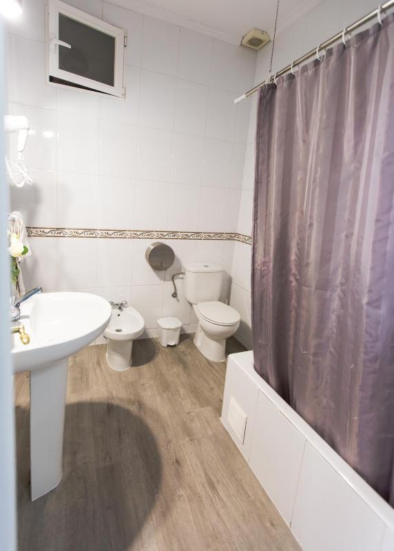 Budget Single Room with Shared Bathroom image 2