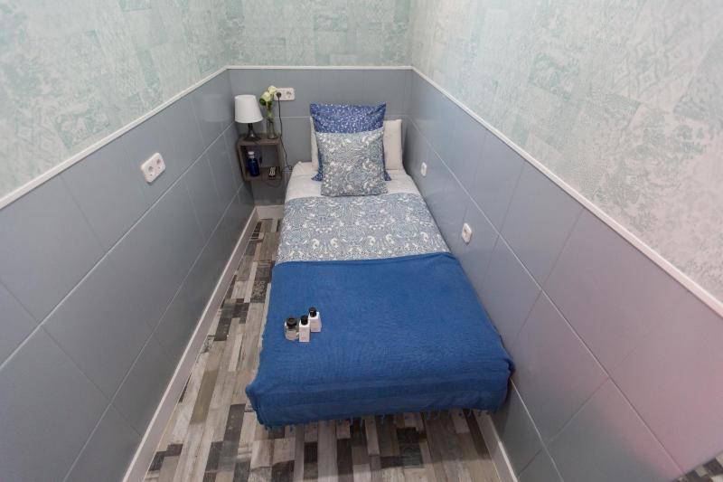 Budget Single Room with Shared Bathroom image 3