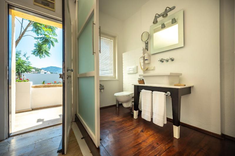 Small Double Room image 1