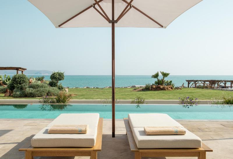  Superior Double Sea Front Sharing Pool image 4
