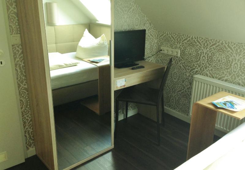 Economy Single Room image 4