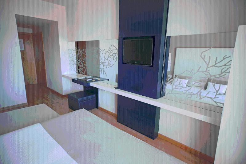 Basic Double or Twin Room image 3