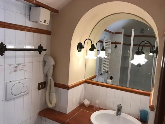 Single Room with Private Bathroom image 4