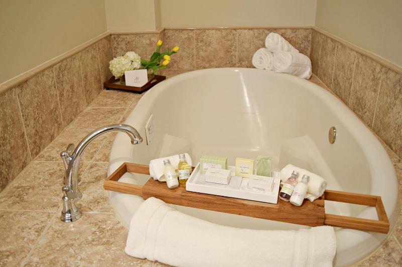 1 King Bed, Luxury Room, Non-Smoking image 4