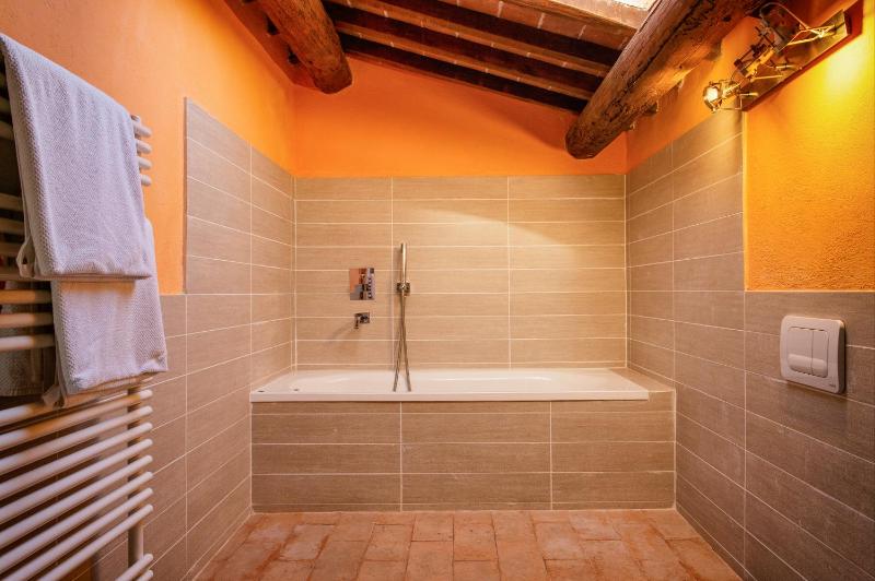 One-Bedroom Apartment - Split Level image 2