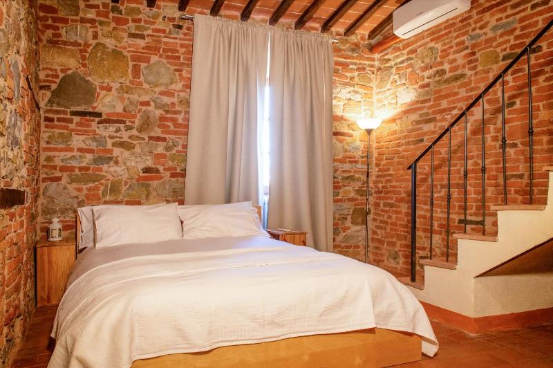 One-Bedroom Apartment - Split Level image 4