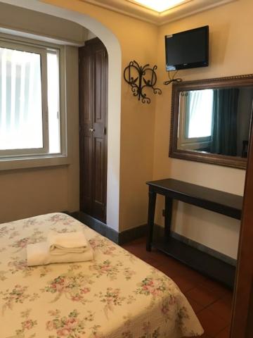 Single Room with Private Bathroom image 2