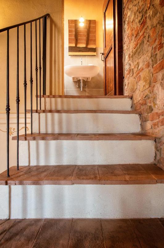 One-Bedroom Apartment - Split Level image 3
