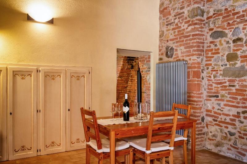 One-Bedroom Apartment - Split Level image 2