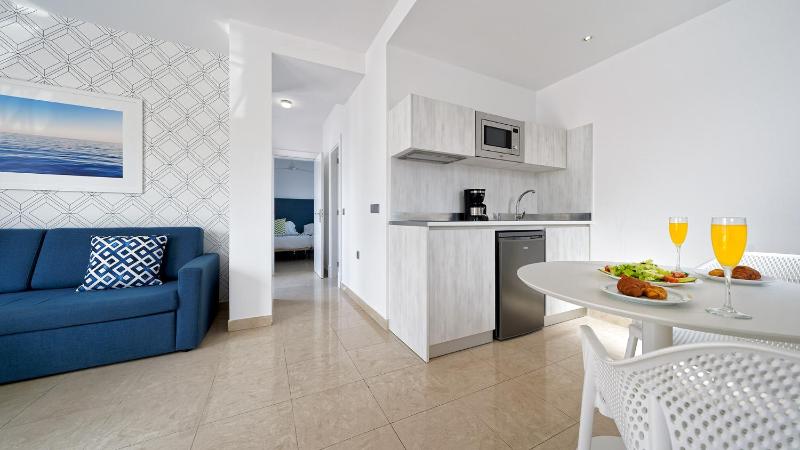 Double Room with Balcony image 4