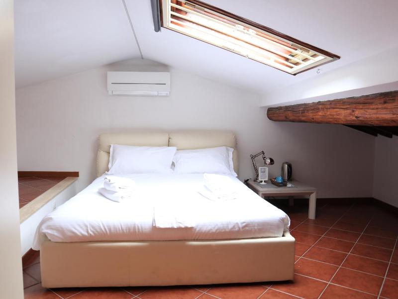 Standard Double Room - Attic image 3