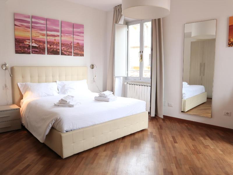 Double Room with Balcony image 2