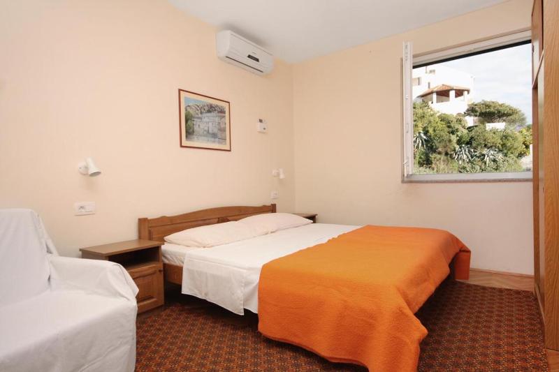 One-Bedroom Apartment with Terrace and Sea View image 1