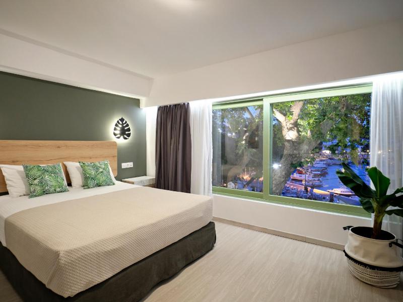Double Room with Sea View image 1