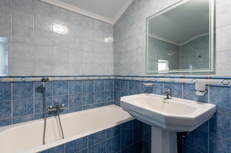 Double Room with Balcony image 3