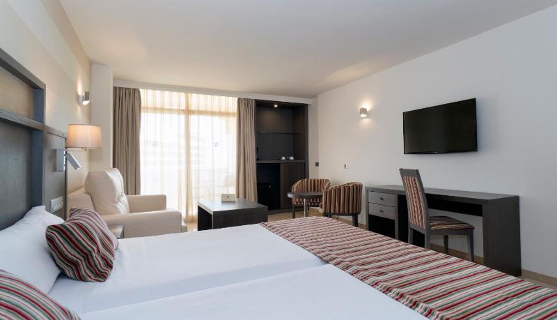 Junior Suite with Pool View  image 4
