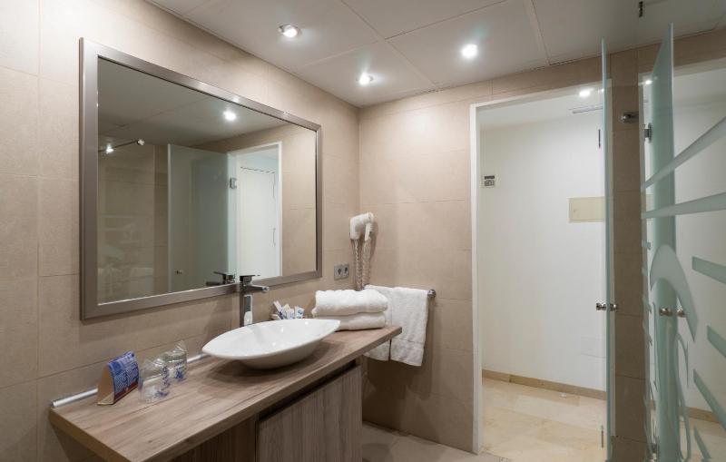 Junior Suite with Partial Sea View image 2