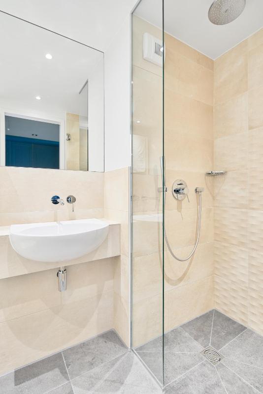 One Bedroom Open Plan Suite image 4