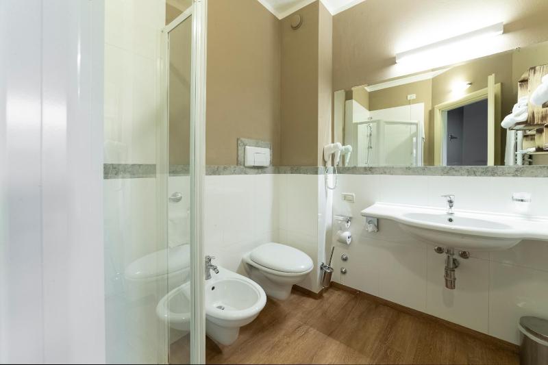Classic Double Room image 3