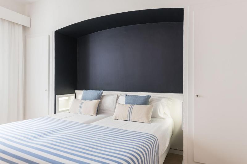Budget Double or Twin Room wth internal view image 3