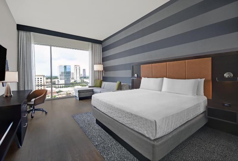 King Suite High Floor Skyline View image 4