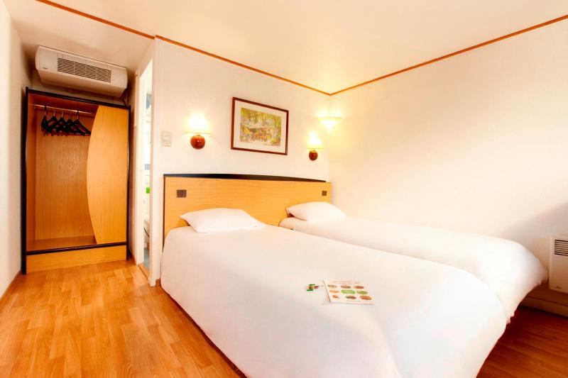 Twin Room image 2