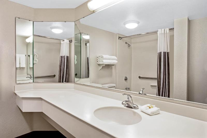La Quinta Inn & Suites by Wyndham Charleston Riverview - image 14