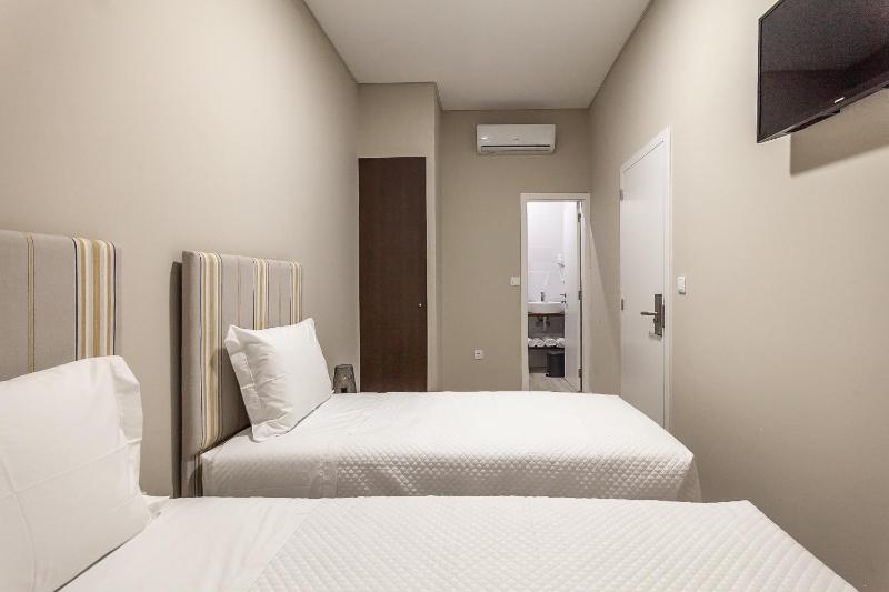 Twin Room with Shower image 4