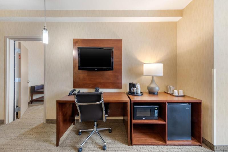 Two Bedroom Suite, 2 King Beds with Sofa Bed, Non Smoking image 4