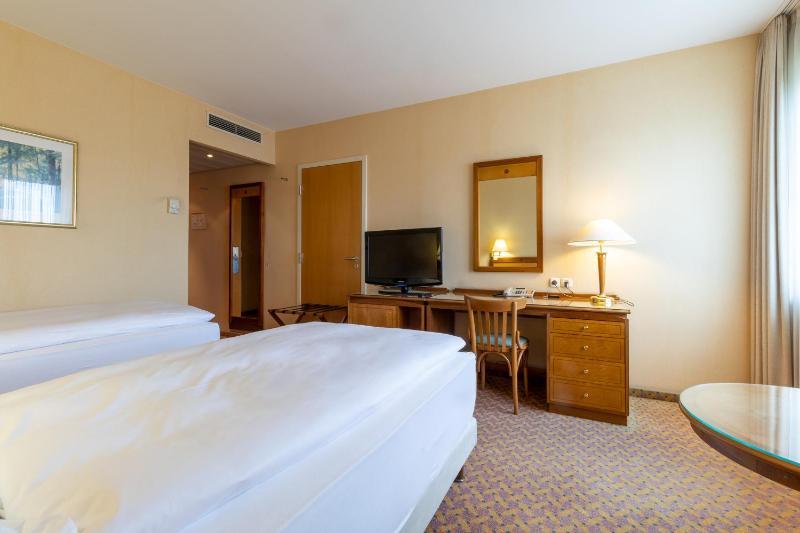 Standard Twin Room image 4