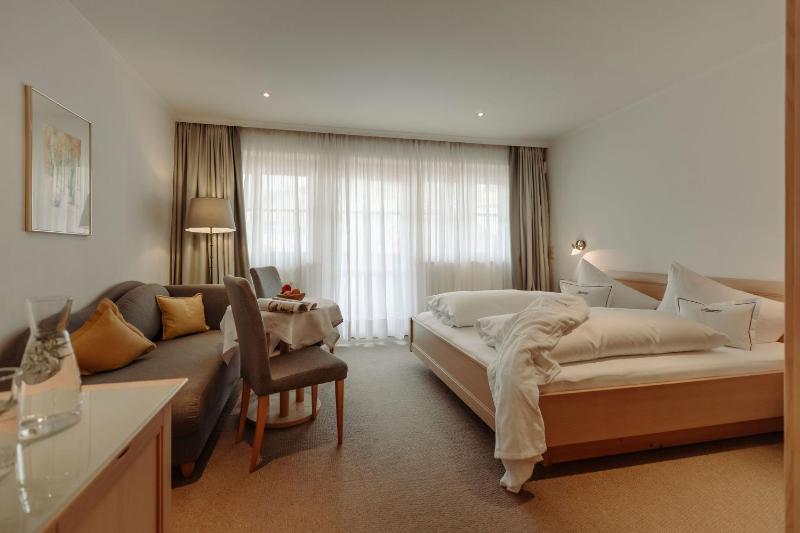 Double Room with Balcony image 4