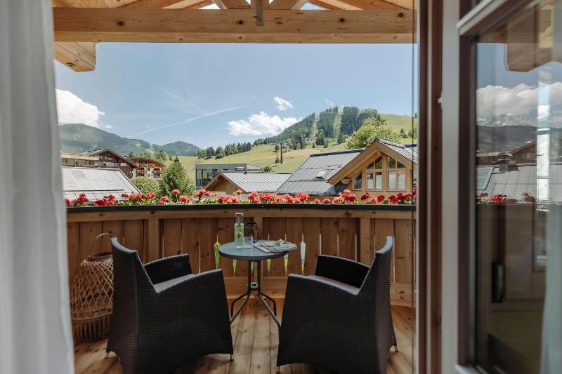 Double Room with Balcony image 3
