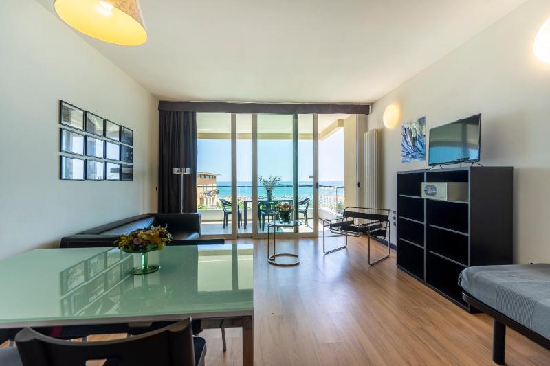 Apartment with Sea View image 1