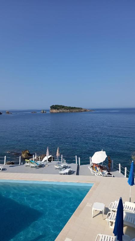 One-Bedroom Apartment with Balcony and Sea View image 3
