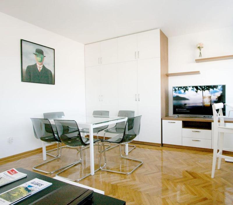 Magritte Business grade comfortable apartment. - image 10
