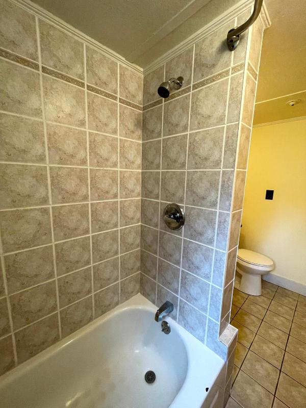 Twin Room with Private Bathroom image 2
