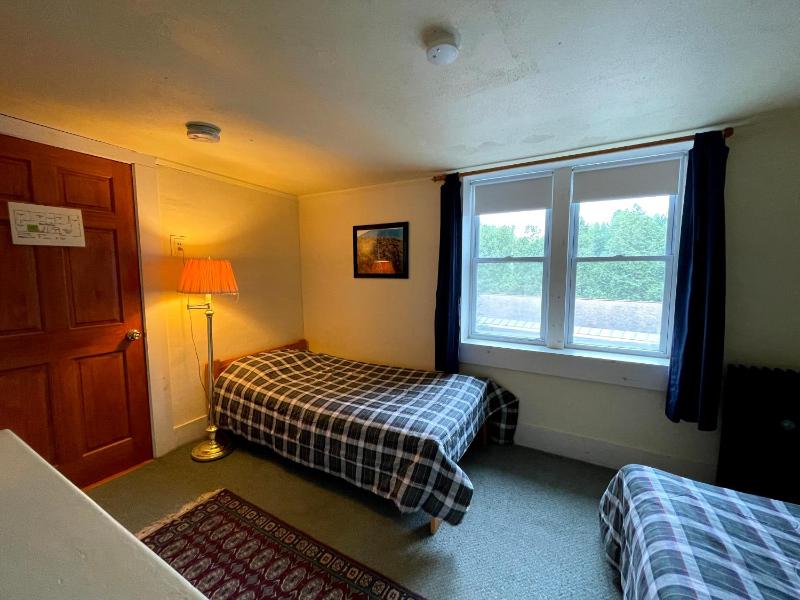 Twin Room with Shared Bathroom image 2