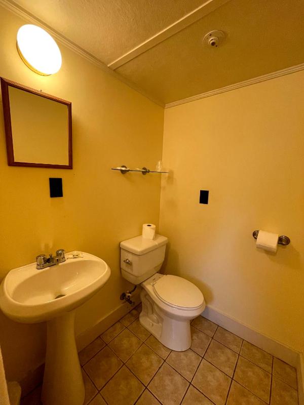 Twin Room with Private Bathroom image 2