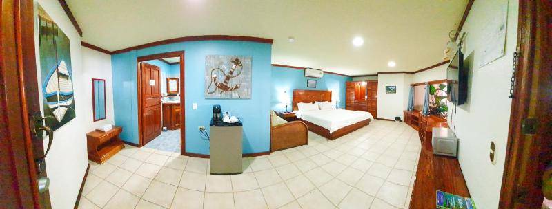 Fish Hook Marina Hotel - image 3
