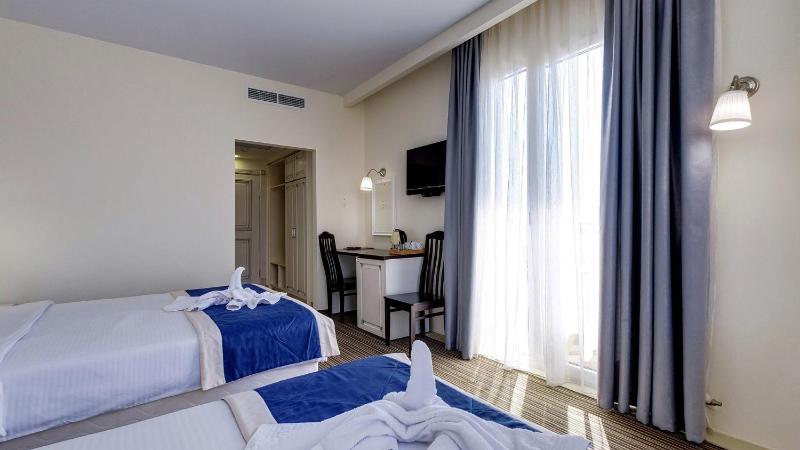 Standard Quadruple Room with Yard view and Balcony image 2