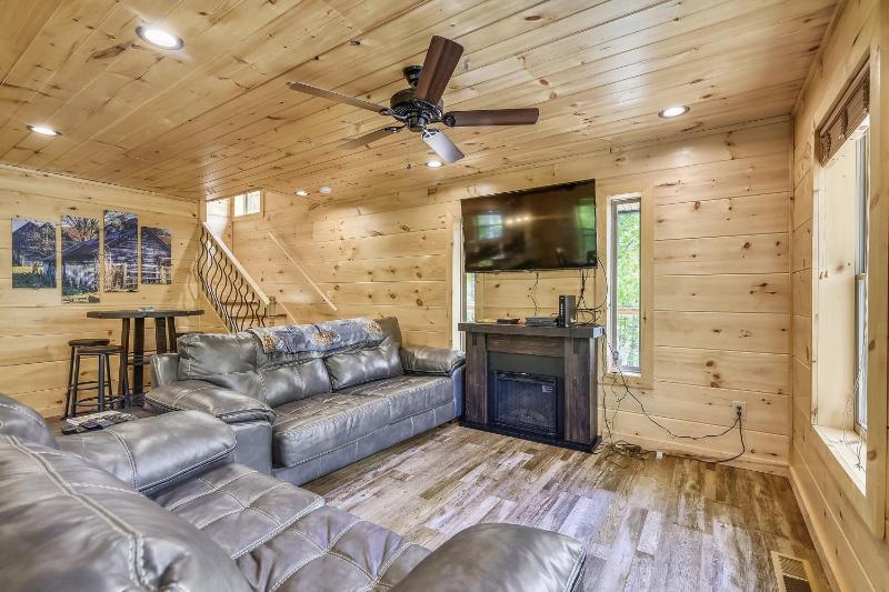 All Decked Out Cabin - image 14