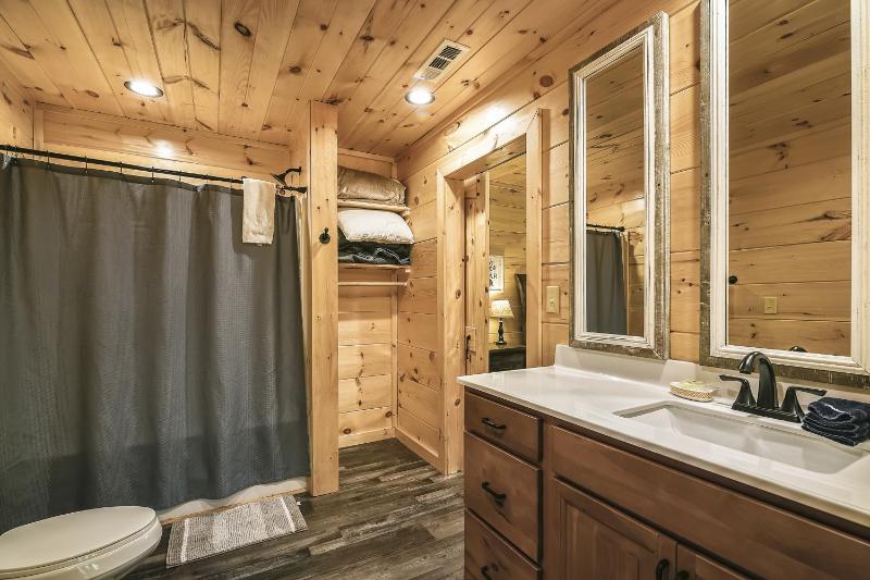 All Decked Out Cabin - image 2