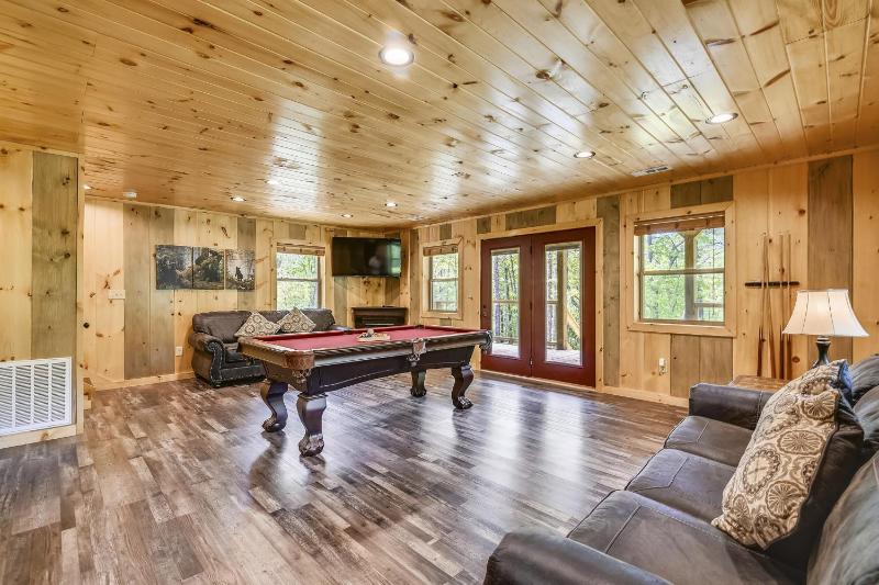 All Decked Out Cabin - image 16