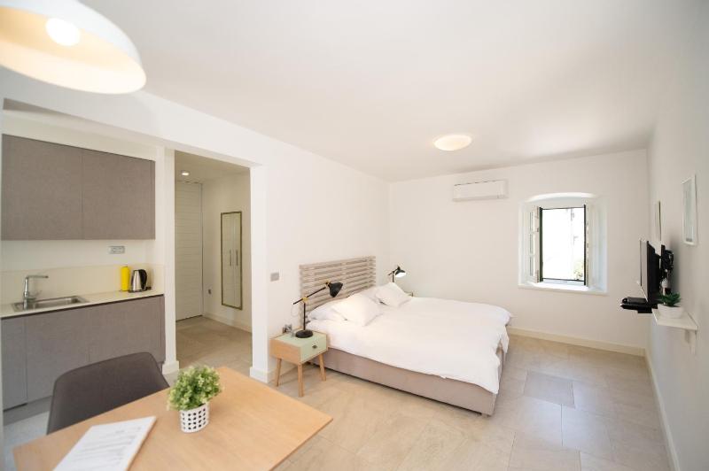Studio Apartment image 2