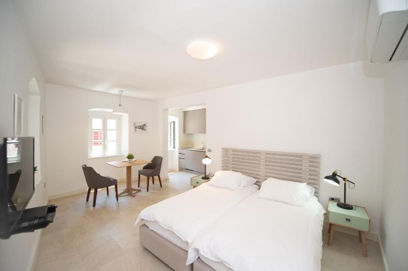 Studio Apartment image 1