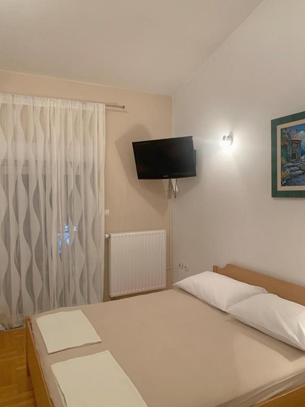 Double Room with Balcony image 2
