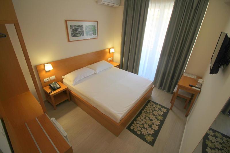 Double or Twin Room with Garden View image 4