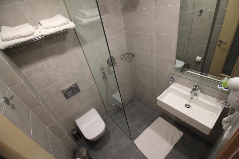 Double or Twin Room with Garden View image 2